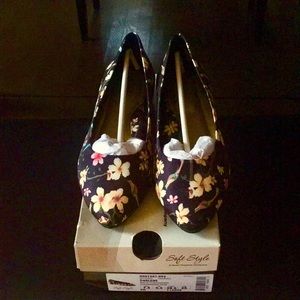 NWT Floral Ballet Flats